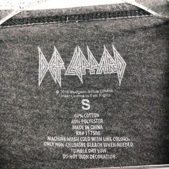 DEF LEPPARD | Graphic Band Pocket Tee Gray Short Sleeve Scoopneck Women’s Size S - Picture 5 of 6